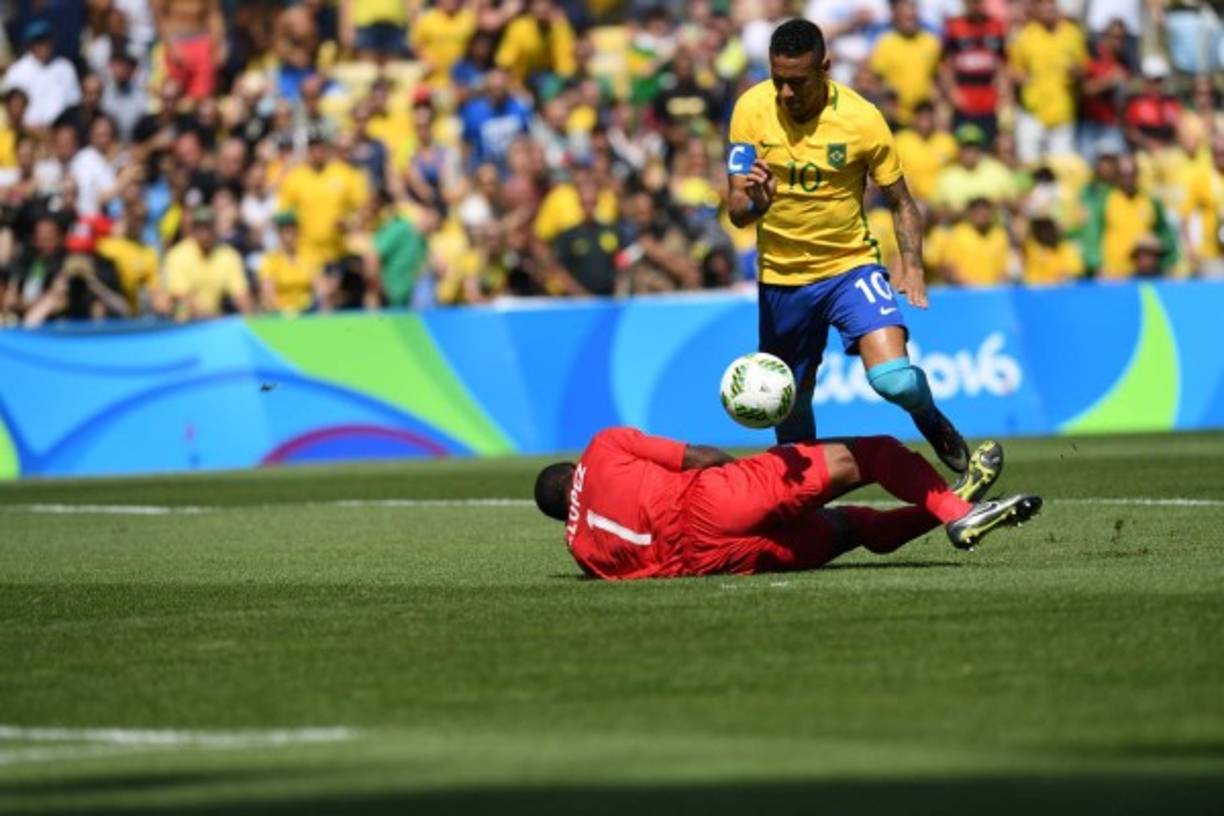 Buba López salió con todo, pero no pudo evitar el gol.