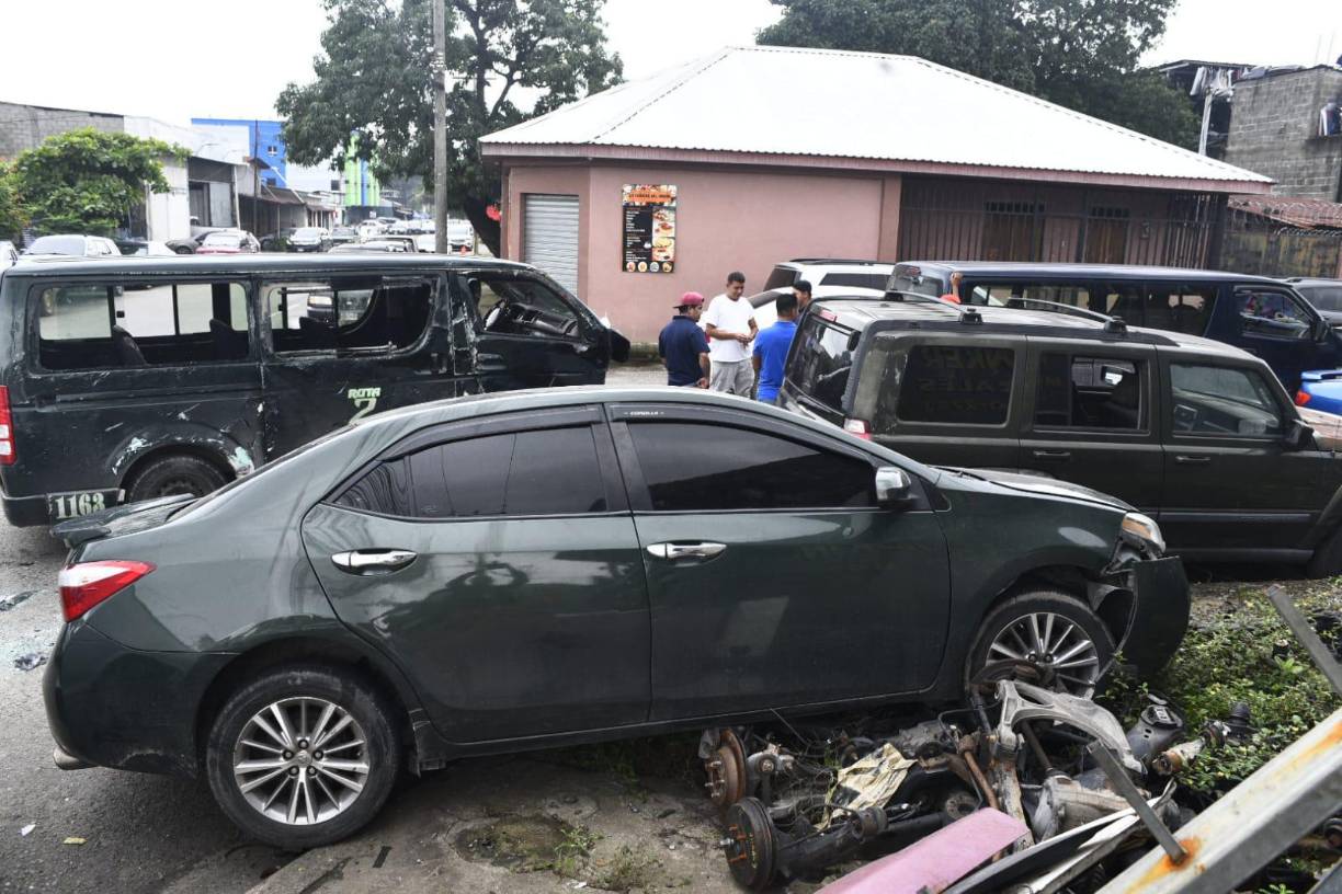 Una joven conducía el turismo y se pasó el alto de la 11 calle, impactando con la unidad de transporte público. La fémina está bajo custodia de las autoridades. 