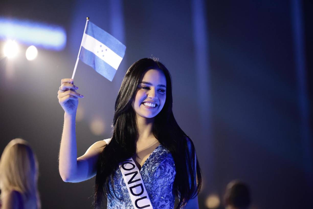 Con una bandera de Honduras en la mano, Zu Clemente desfiló por el escenario del Gimnasio Nacional José Adolfo Pineda de San Salvador. 