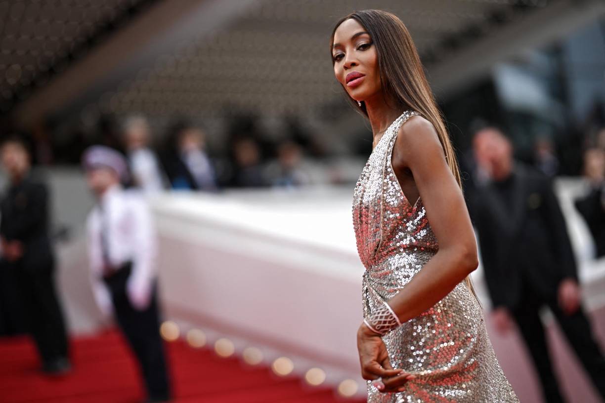 La modelo británica Naomi Campbell eligió un vestido plateado de lentejuelas firmado por Celine.