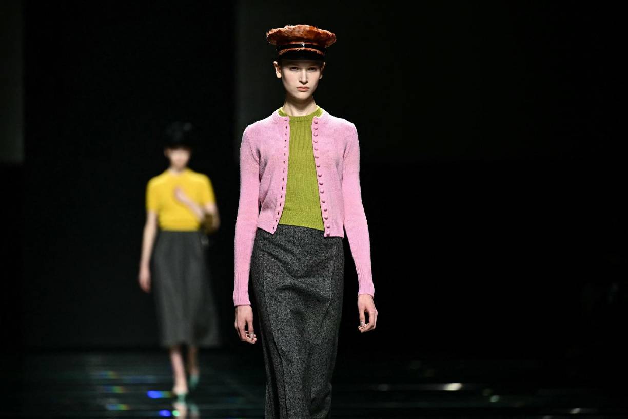 Consciencia y eostenibilidad: Promueve decisiones de moda conscientes y sostenibles, priorizando materiales ecológicos y prácticas éticas.