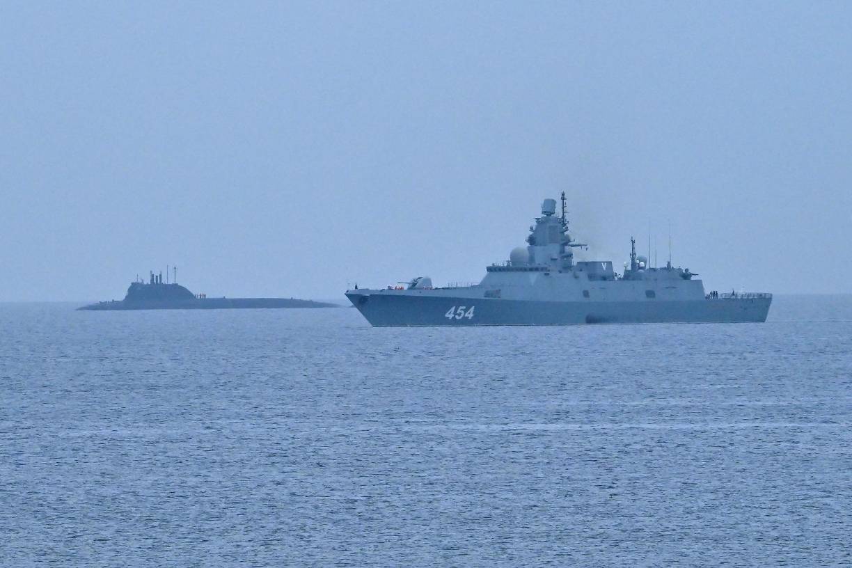 En una mañana gris por la niebla y la lluvia pertinaz de la noche anterior, el submarino nuclear “Kazan” apareció en el horizonte mostrando una parte de su joroba y la torreta sobre la superficie del mar, atrás la fragata “Almirante Gorshkov” se acercaban a la bahía que bordea a la capital cubana.