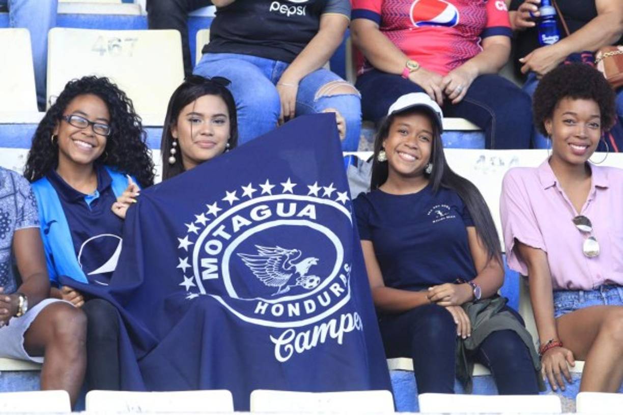 Bellas aficionadas del Motagua en las gradas del Nacional.