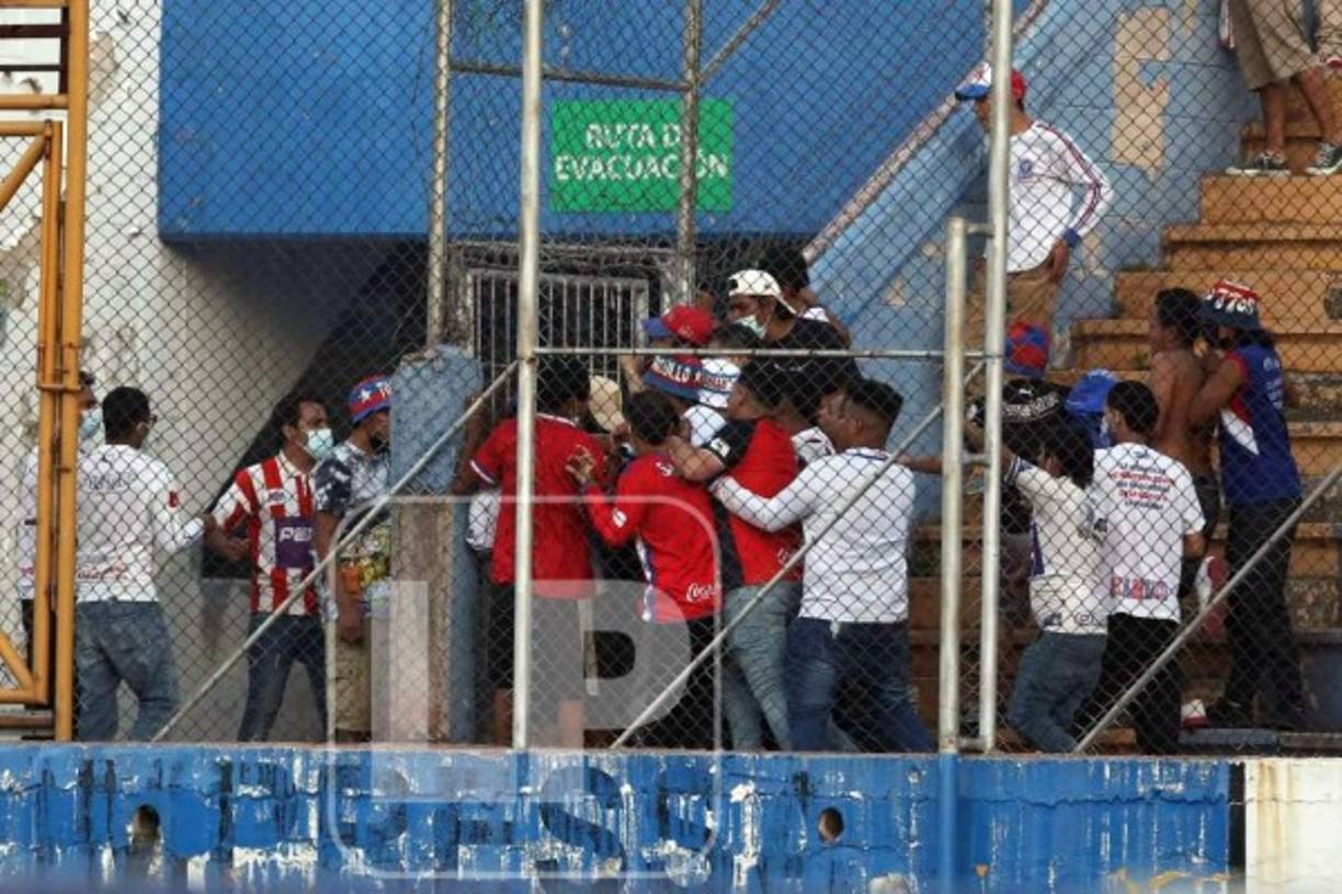En las gradas del estadio Nacional algunos aficionados del Olimpia protagonizaron un relajo.