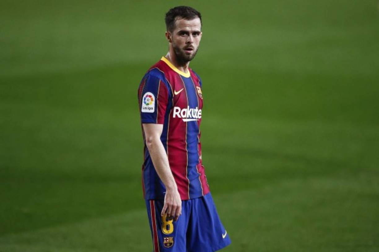 El reciente fichaje de Manuel Locatelli por la Juventus ha cambiado por completo el escenario de Miralem Pjanic, hasta el punto que el jugador bosnio del FC Barcelona no sabe dónde jugará esta temporada que acaba de comenzar, saliendo a la luz un nuevo posible destino como es San Siro, donde el AC Milan ya se ha planteado lanzar una oferta para hacerse con los servicios del jugador que dirige Ronald Koeman, en un movimiento que vendria dado en una operación por la cual el club rossonero intentaría un préstamo con opción de compra que el Barça podría valorar aceptar.