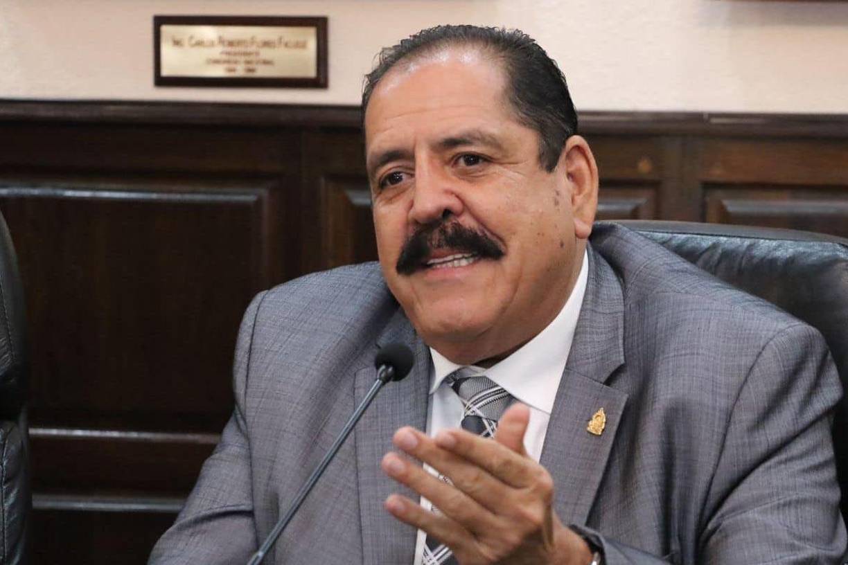 El secretario del Parlamento de Honduras, el diputado oficialista Carlos Zelaya, anunció este sábado que renunciará al cargo el lunes para que pueda ser investigado, tras admitir una reunión en 2013 con dos narcotraficantes -uno de ellos preso en Estados Unidos- que le ofrecieron dinero para su campaña política.