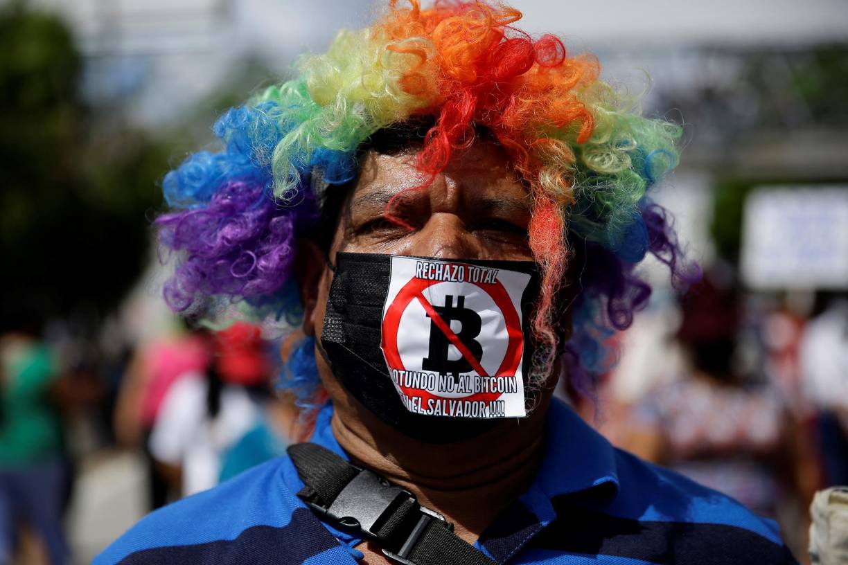 “¡No a la reelección presidencial, no al bitcóin, no a la militarización, no a la dictadura!” y “sin independencia judicial no hay garantías para la defensa de los derechos humanos”, eran los mensajes de algunas de las pancartas portadas por los manifestantes.