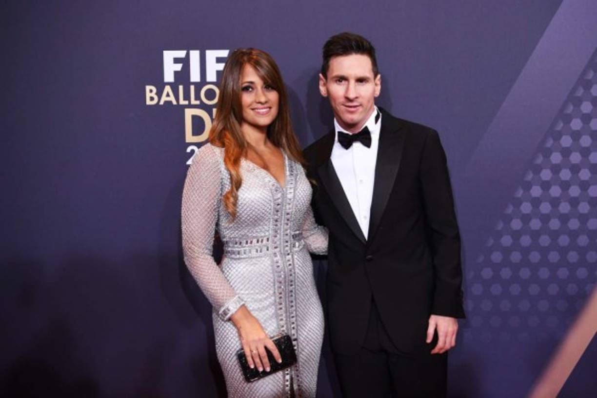 Lionel Messi y Antonella Roccuzzo en su paso por la alfombra roja de la Gala del Balón de Oro 2015.
