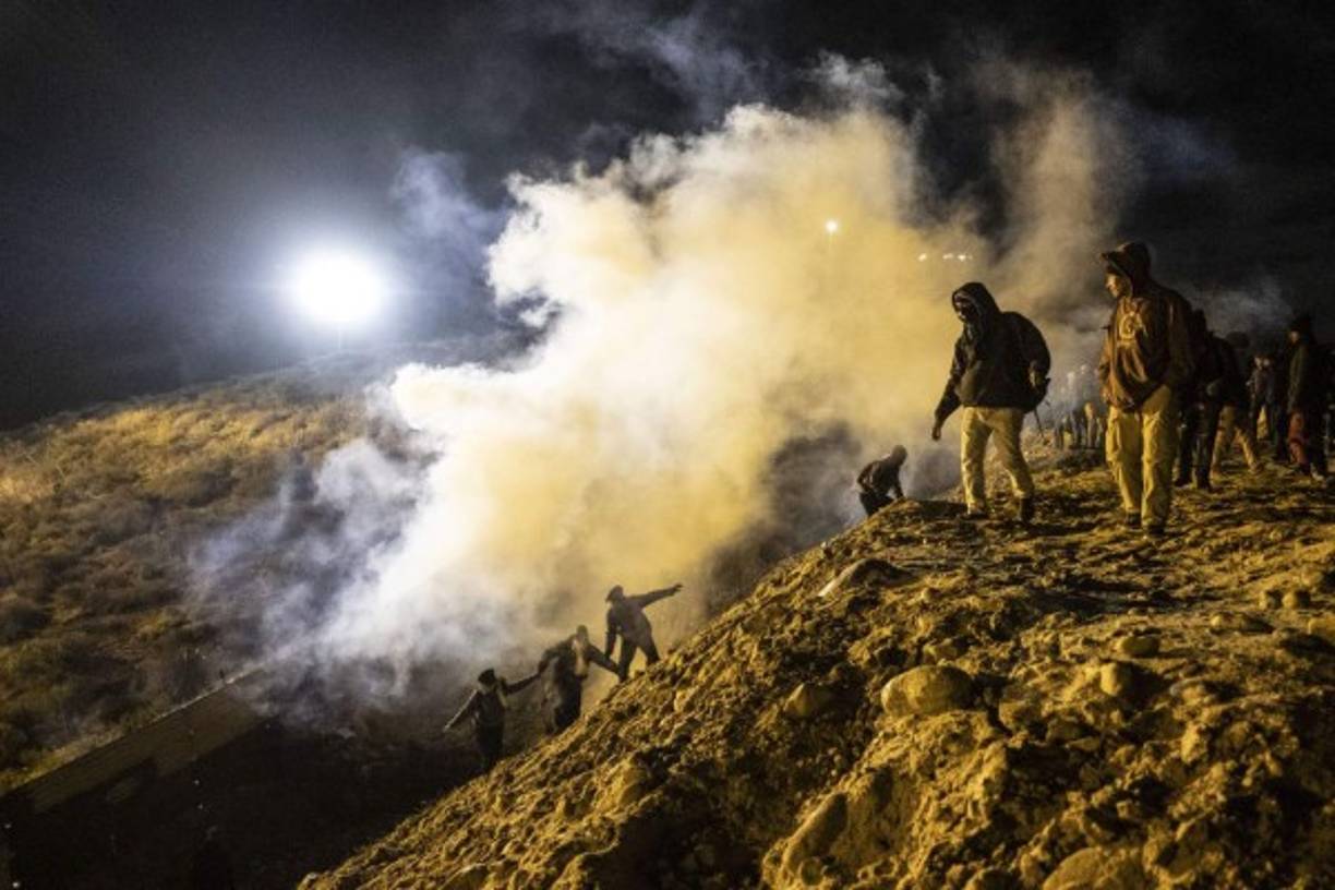 Cuando corrían las primeras del 2019, decenas se colocaron sobre una elevación desde donde veían a los guardias estadounidenses y éstos a su vez los observaban.