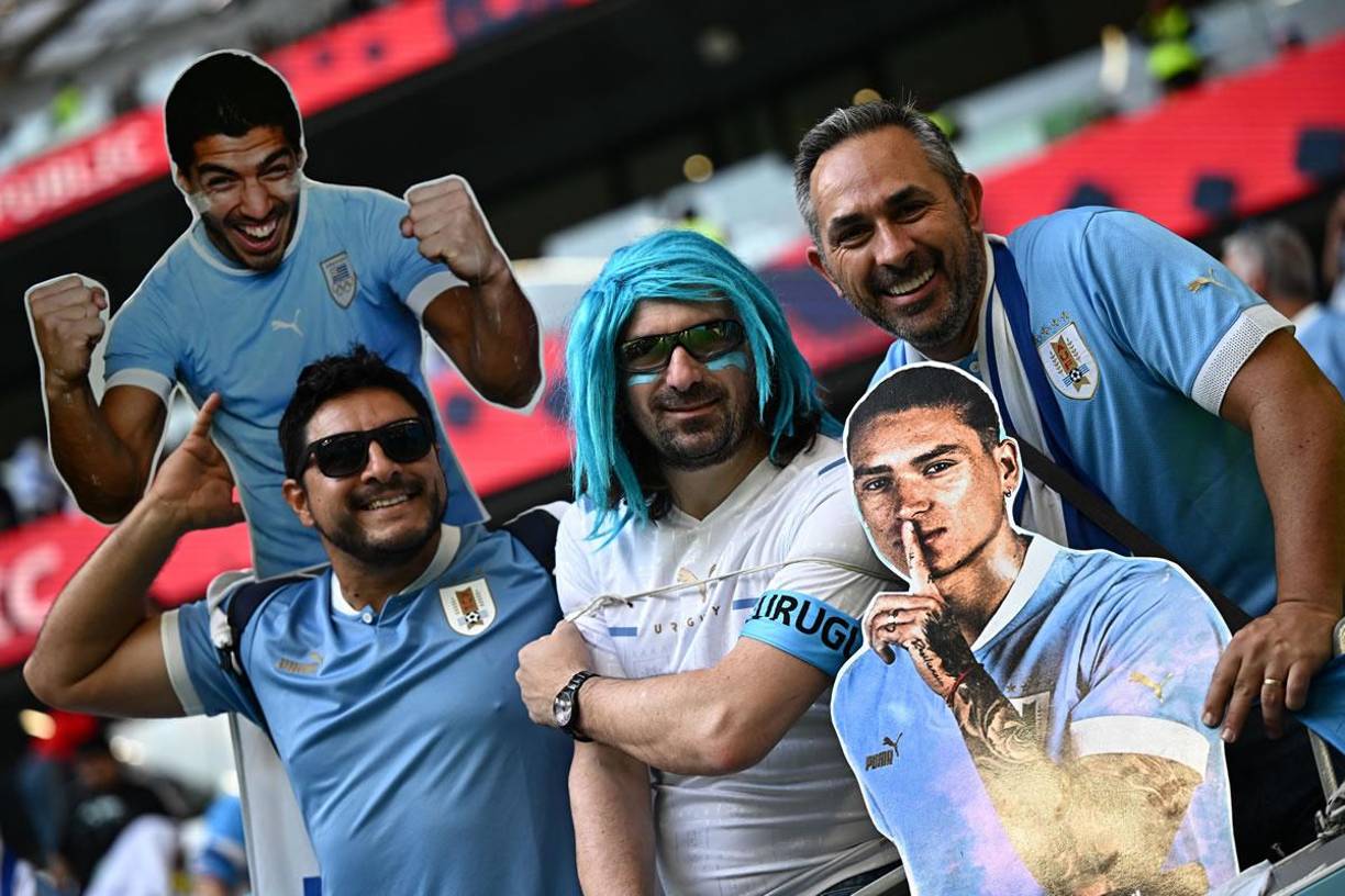 Estos hinchas charrúas apoyaron a Luis Suárez y Darwin Núñez.