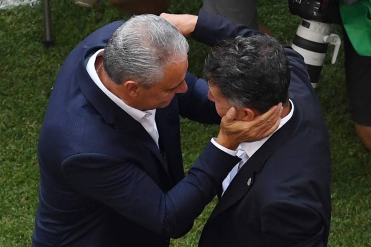 Los entrenadores de Brasil y México se saludaron con todo respeto previo al inicio del partido.