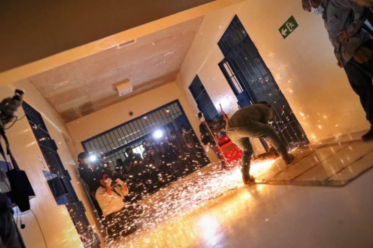 La medida fue adoptada por el director general de Centros Penales, Osiris Luna, quien aseguró que este régimen de aislamiento era aplicado en la cárcel de máxima seguridad de la localidad de Zacatecoluca (centro) y que ahora se extenderá a otras seis prisiones de manera 'indefinida'.