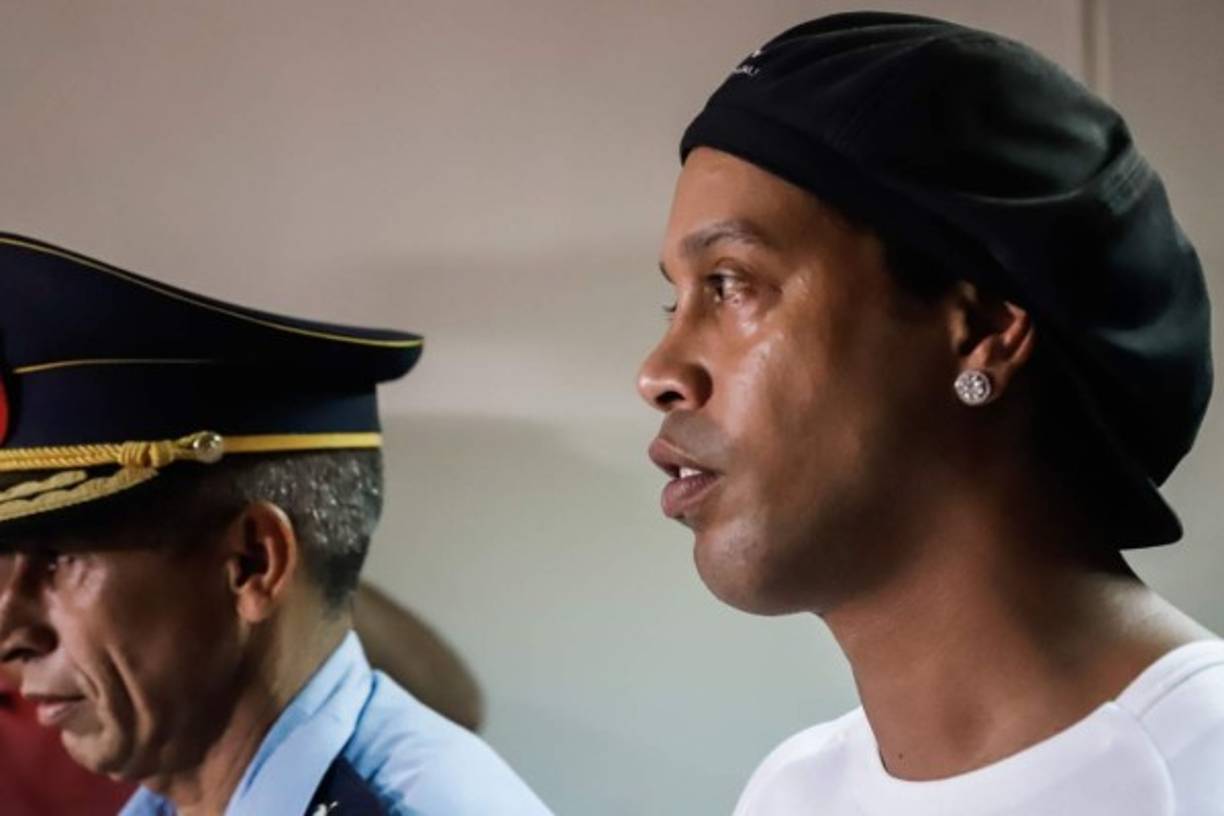 Ronaldinho Gaúcho se encuentra en prisión desde el pasado sábado en Paraguay luego de que fuera emitida una orden de prisión preventiva tanto para él como para su hermano Roberto por utilizar pasaportes falsos. Hoy han revelados fotos de la estadía del brasileño tras las rejas.