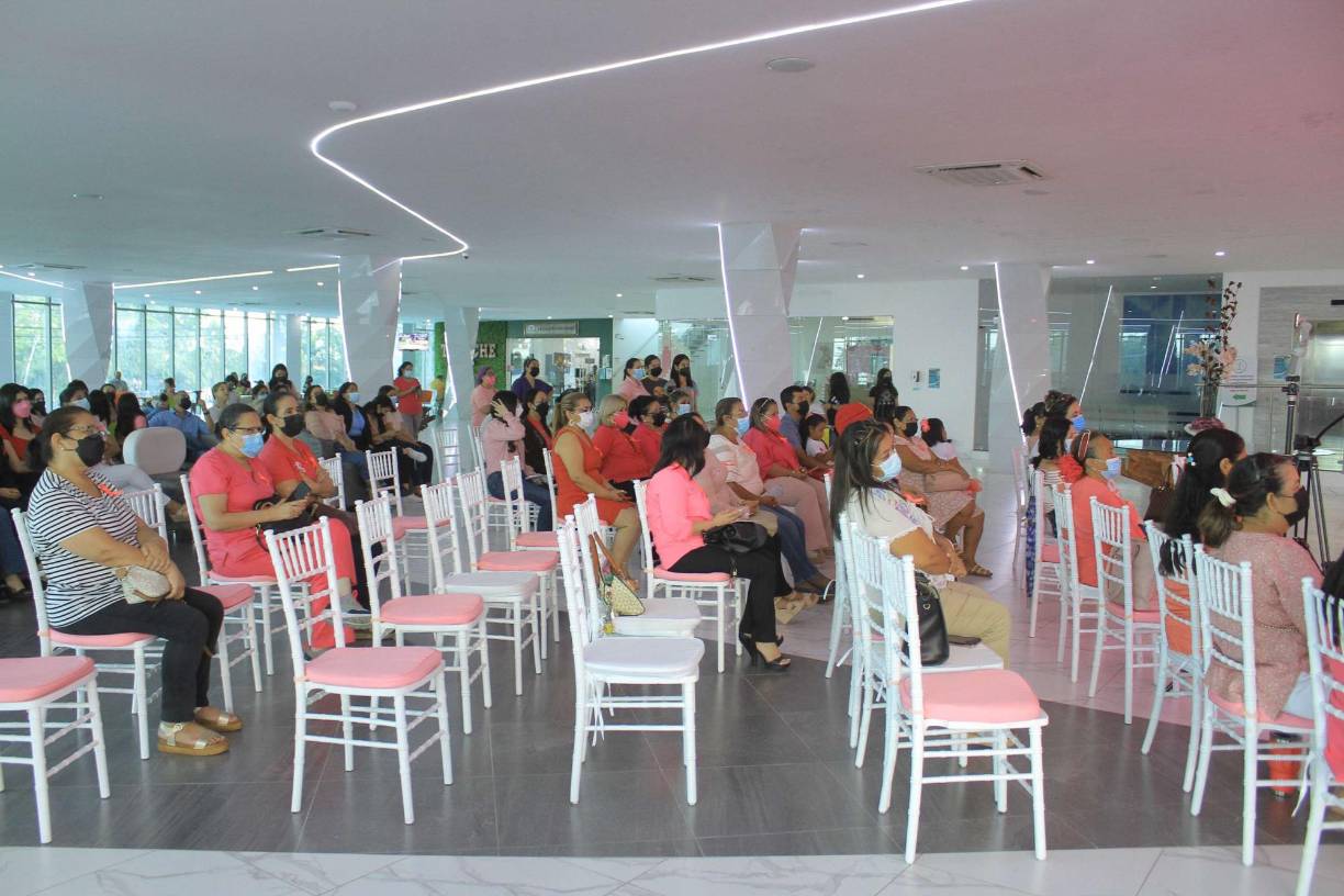 La actividad contó con la participación de pacientes con cáncer que son tratadas en Cemesa, colaboradores del hospital, médicos y mujeres sobrevivientes de la enfermedad.