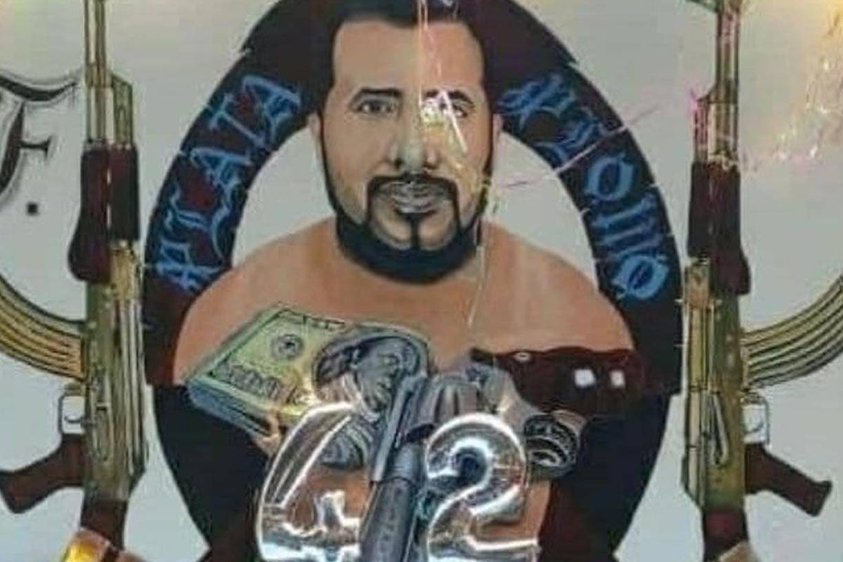 La última imagen pública que se tiene de él es con una abundante melena y una barba copiosa y desaliñada con la que busca asemejarse a un león, con el que se identifica él y, por ende, el resto de ‘Los Choneros’.