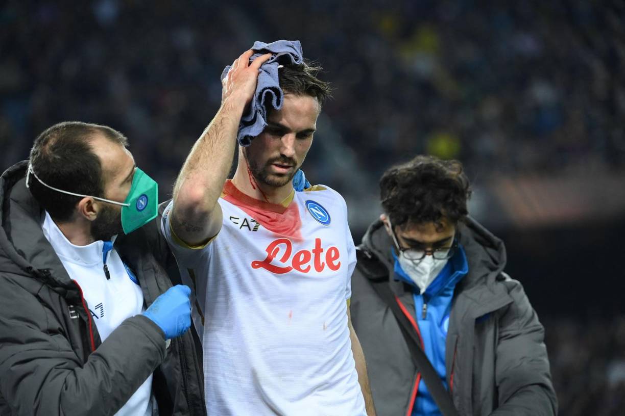 Fabián Ruiz tuvo que salir de la cancha tras el fuerte golpe. Su camisa estaba cubierta de sangre.