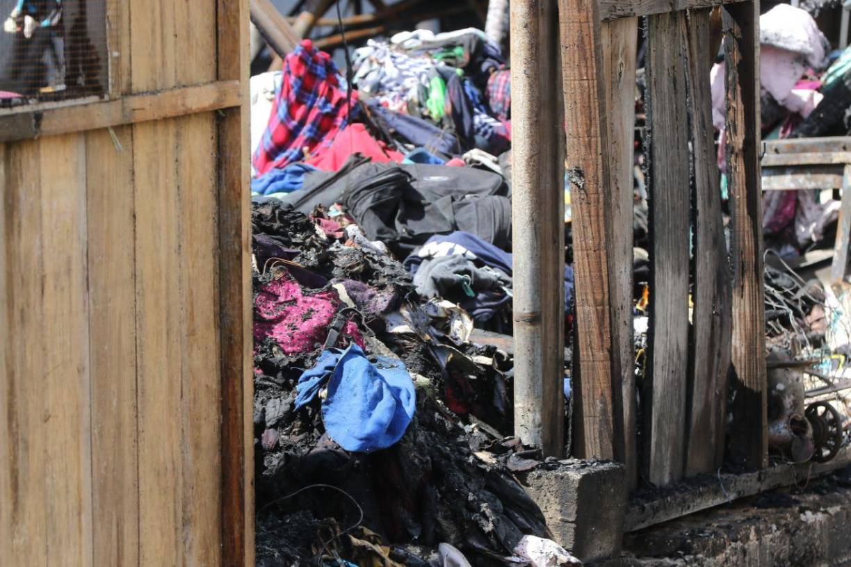 Algunos comerciantes acudieron al lugar en medio de la madrugada con la esperanza de salvar parte de su mercancía, pero la magnitud del incendio hizo que sus esfuerzos fueran en vano.