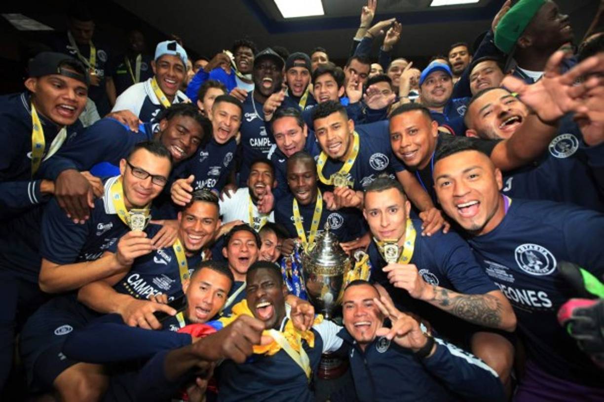 Las imágenes de la celebración del título del campeón Motagua en el camerino del estadio Nacional.