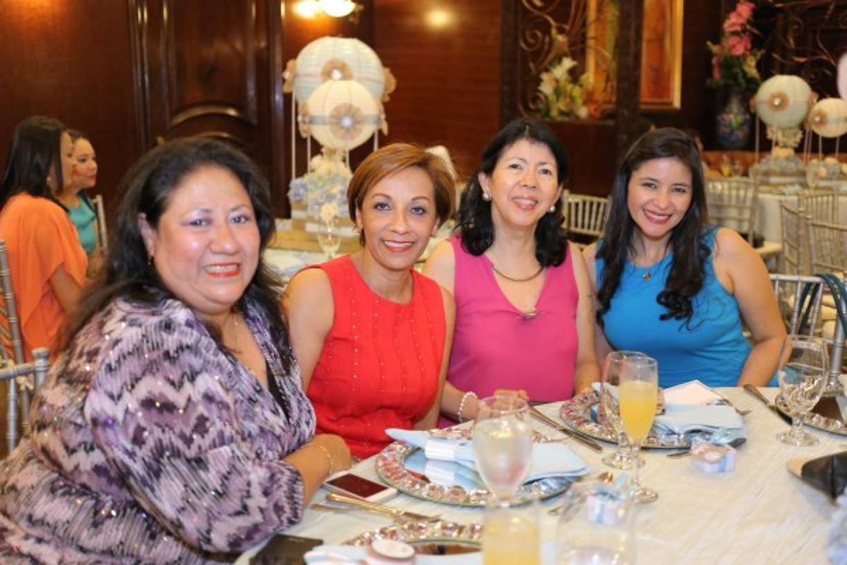 Patty Mejía, Janette Jovel y Diana Mejía.