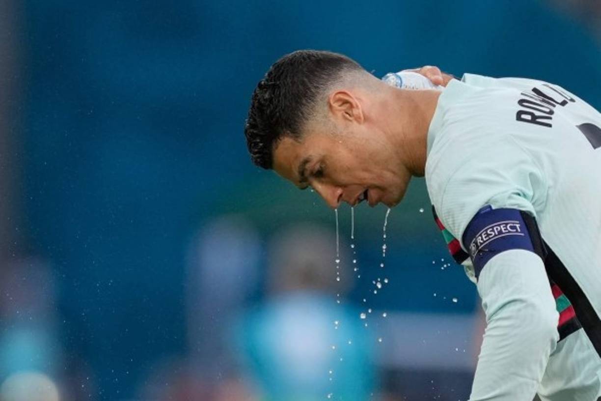 Las altas temperaturas eran evidentes y Cristiano Ronaldo se refrescó en algunos tramos del juego.