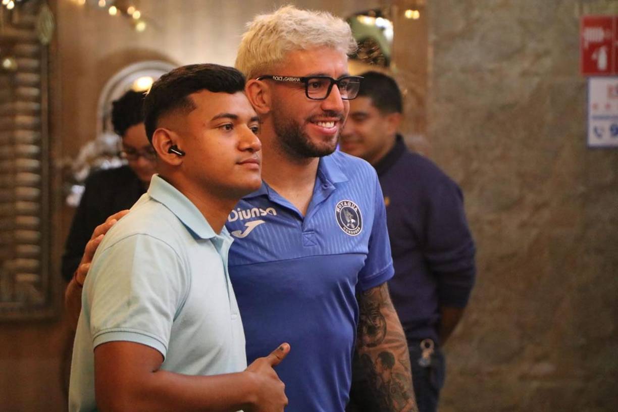 Agustín Auzmendi atendió a la mayor parte de los aficionados que le pidieron fotos y autógrafos. El ariete suma 16 tantos en el torneo.