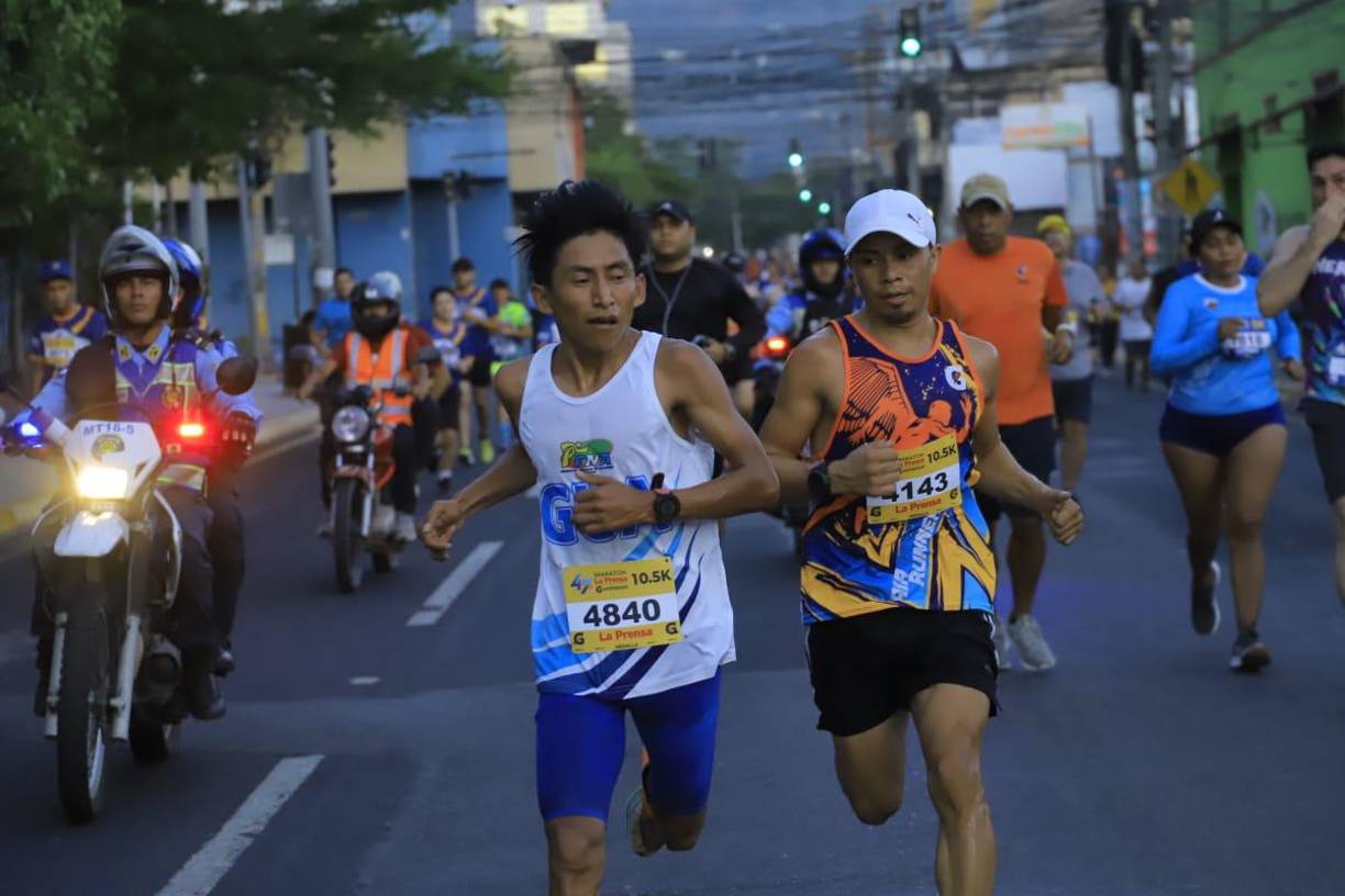 Luego de cruzar la meta, el guatemalteco recibió muchas de felicitaciones. El atleta centroamericano se mostró agradecido por el cariño dado.