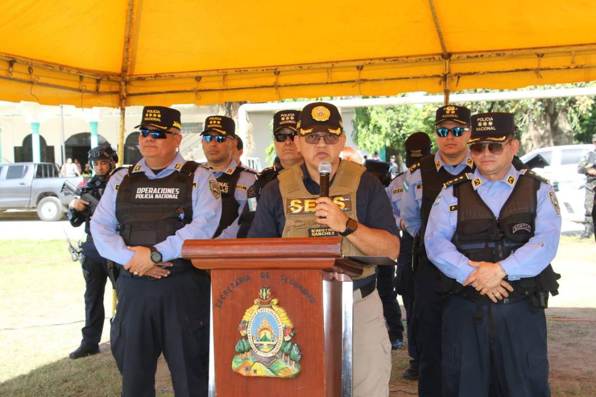 Se contó con la presencia del señor secretario de Seguridad, General, Dr. Héctor Gustavo Sánchez, Comisionado General don Felix Adrián Colindres Hernández, (DPPOMC), Comisionado de Policía Julio Romero Canales (DNFE), Comisionado de Policía Miguel Pérez Suazo (DNPSC), Personal de Fuerzas Especiales, jefe de la Regional 3 Comisionado de Policía Kemel Ordóñez, Jefe de la UDEP-02 Comisario de Policía Juan Guillermo Rodríguez López, Comisario de Policía, Cristóbal Muñoz, Jefe de la UMEP-19.