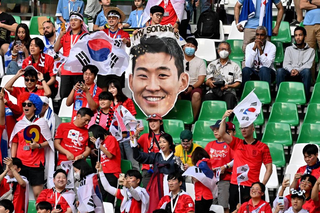 Las imágenes del ambientazo que se ha vivido en el partido entre Uruguay y Corea del Sur en el Education City Stadium. Son Heung-Min desata locura.