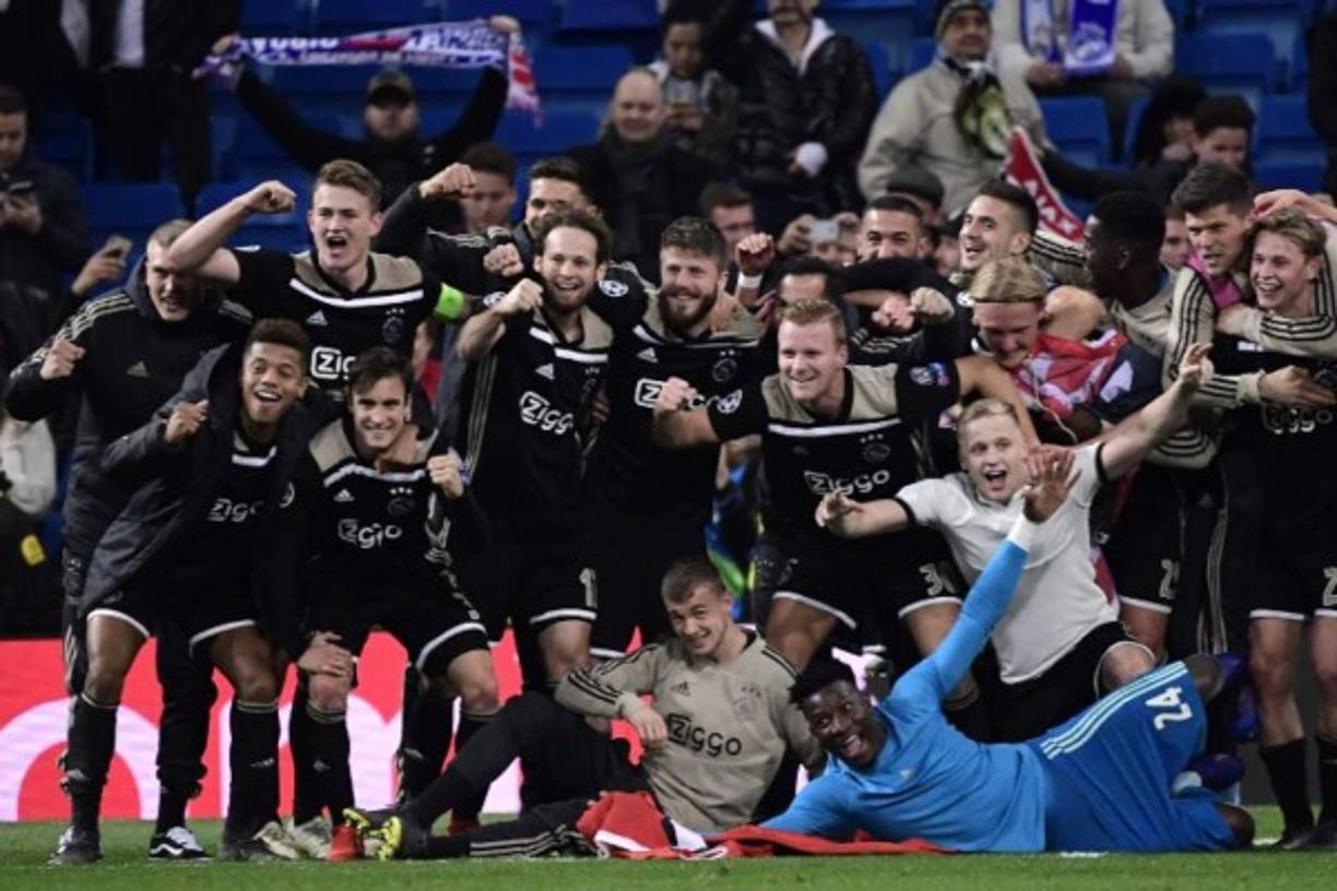 El Ajax se quedó por varios minutos en el césped del estadio Santiago Bernabéu y festejó a lo grande el pase a cuartos de final de la Champions League.