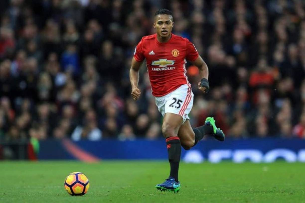Antonio Valencia: El lateral ecuatoriano no seguirá en el Manchester United y la prensa de Inglaterra informa que el Arsenal estaría lanzando una oferta para hacerse de sus servicios.