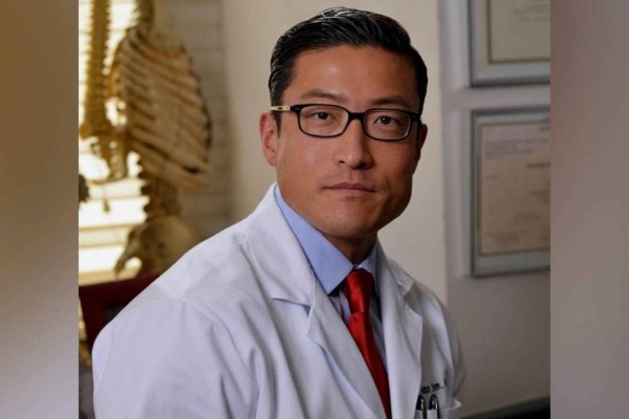 La pareja se separó en abril de 2020 luego de que el cirujano descubriera varios mensajes 'obscenos' en el teléfono de Regina.