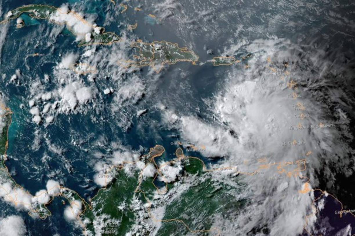 Según el NHC, a las 11 de la mañana hora de Miami (16.00 GMT), el centro de Elsa estaba localizado a cerca de 40 millas (70 km) al sur de Isla Beata, en República Dominicana, y a cerca de 350 millas (560 km) al este de Kingston (Jamaica).