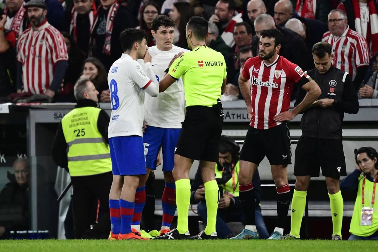 Pedri y Andreas Christensen le reclaman al árbitro José María Sánchez Martínez.