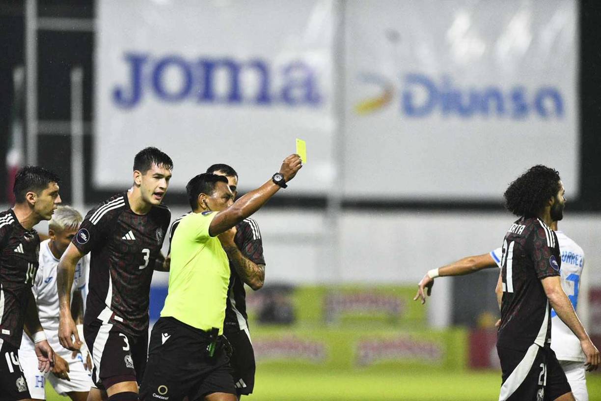 El árbitro guatemalteco Walter López le mostró tarjeta amarilla al ‘Chino‘ Huerta.