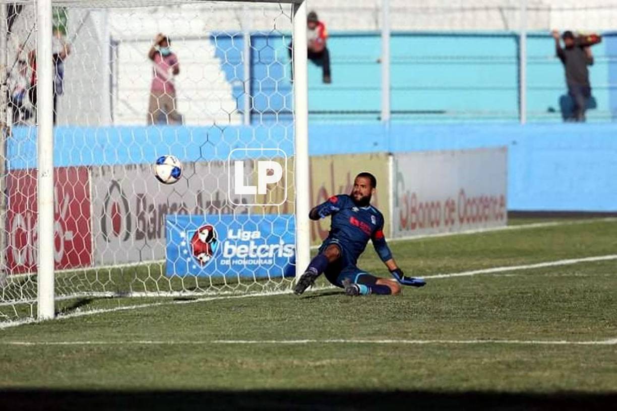 Edrick Menjívar observando como el balón entraba en su portería tras el lanzamiento de penal de Damín Ramírez.