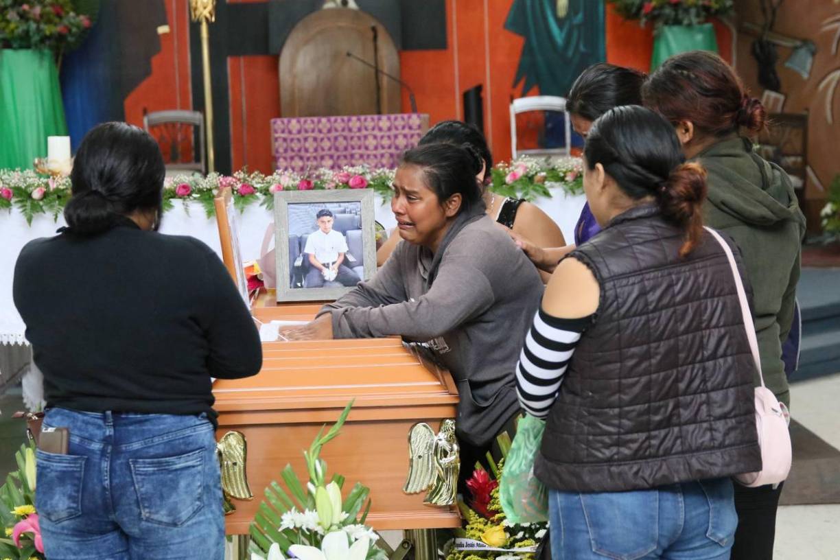 El crimen se registró a eso de las 12:15 pm del jueves en las cercanías de un estacionamiento ubicado en la primera entrada de la colonia Kennedy, cuando el estudiante estaba sentado en la acera de una vivienda y el criminal le hizo un disparo que le segó la vida. 