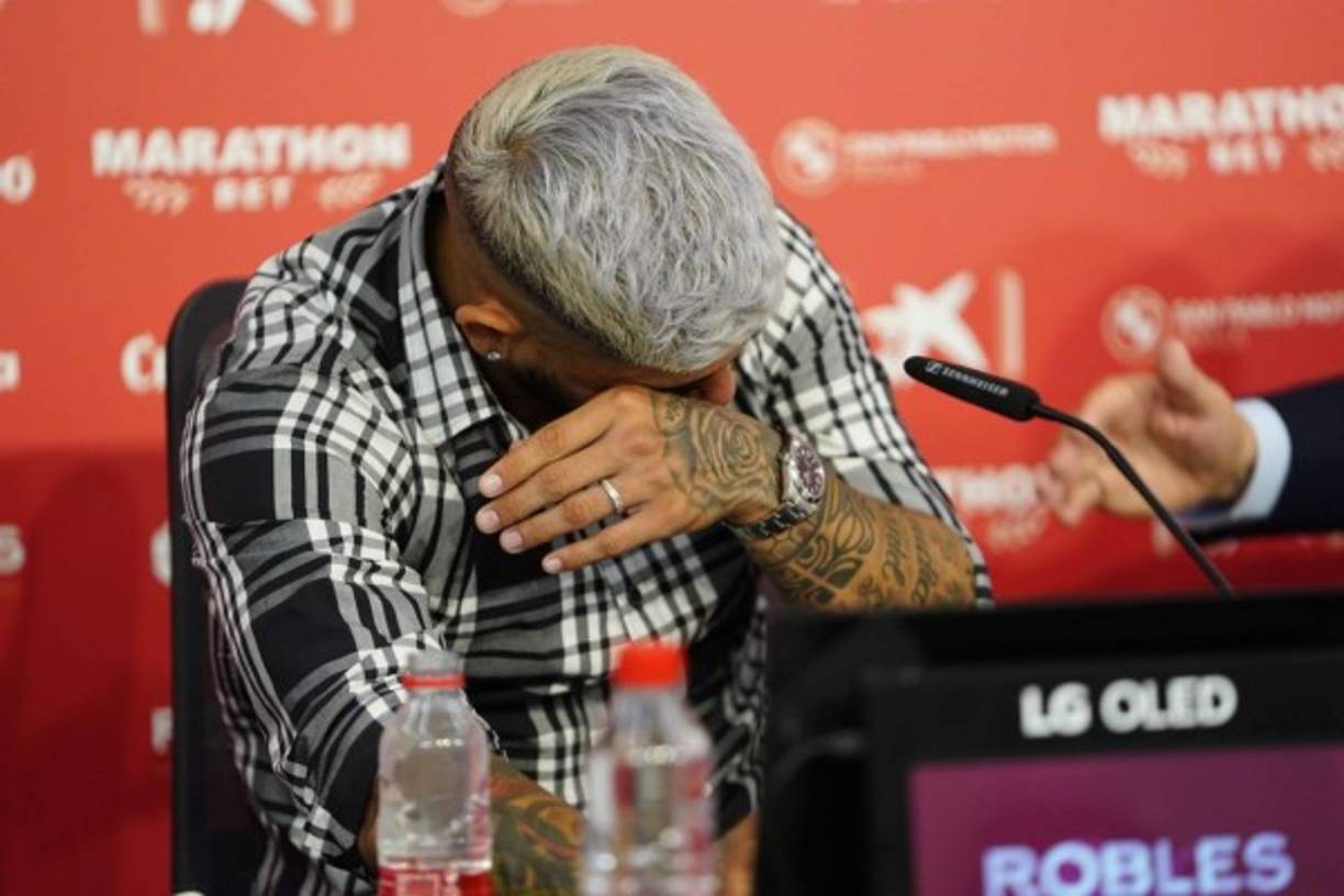 Éver Banega se despidió entre lágrimas del Sevilla durante la última conferencia de prensa que ha ofrecido. 'Queridos sevillistas, llegó el momento de despedirme de todos ustedes. He crecido como futbolista, pero sobre todo, como personas. Acá me enseñaron que rendirse está prohibido. Valió la pena. Vestí 238 partidos con esta camiseta. Quiero agradecer al presidente y a la directiva el trato recibido. a Monchi, por creer en mí y darme la oportunidad de jugar en este club, que ha sido el más importante de mi vida. A la afición, muchas gracias por el cariño y el respeto que nos dieron durante todos estos años. Gracias por dejarme ser parte de tu historia, gracias por los éxitos que me brindaste. Aseguro que allá donde vaya, siempre habrá un sevillista más. hasta siempre. Hasta siempre, mi Sevilla FC', dijo el argentino.