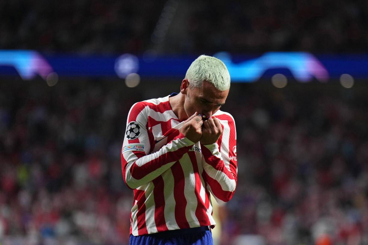 Antoine Griezmann marcó el gol del triunfo del Atlético de Madrid (2-1) contra el Porto en el minuto 101 y lo celebró besando el escudo.