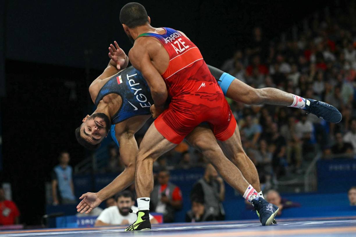 Un día después de que se conociera la detención del atleta egipcio, salió a la luz que tomaron una decisión con el luchador tras ser sospechoso de haber agredido sexualmente a una clienta en un bar.