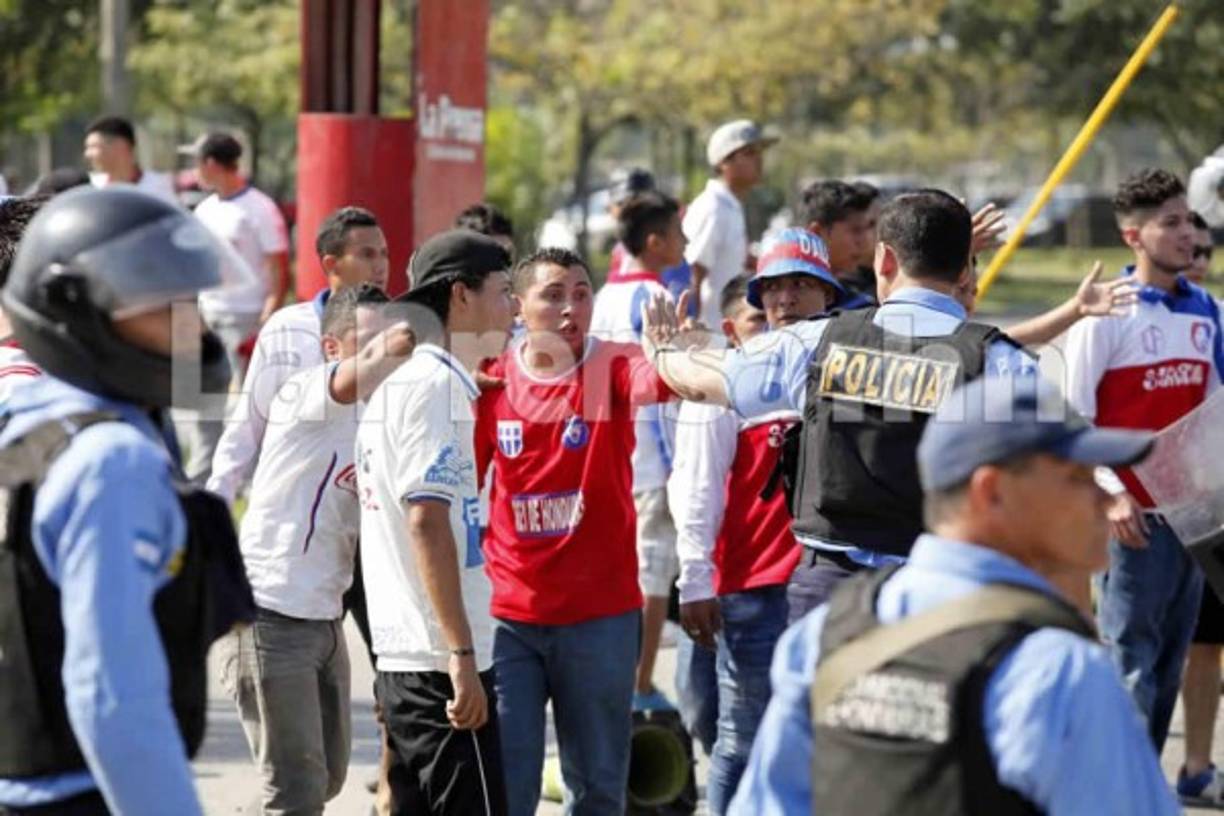 Los hinchas se lanzaron cualquier objeto a su alcance.