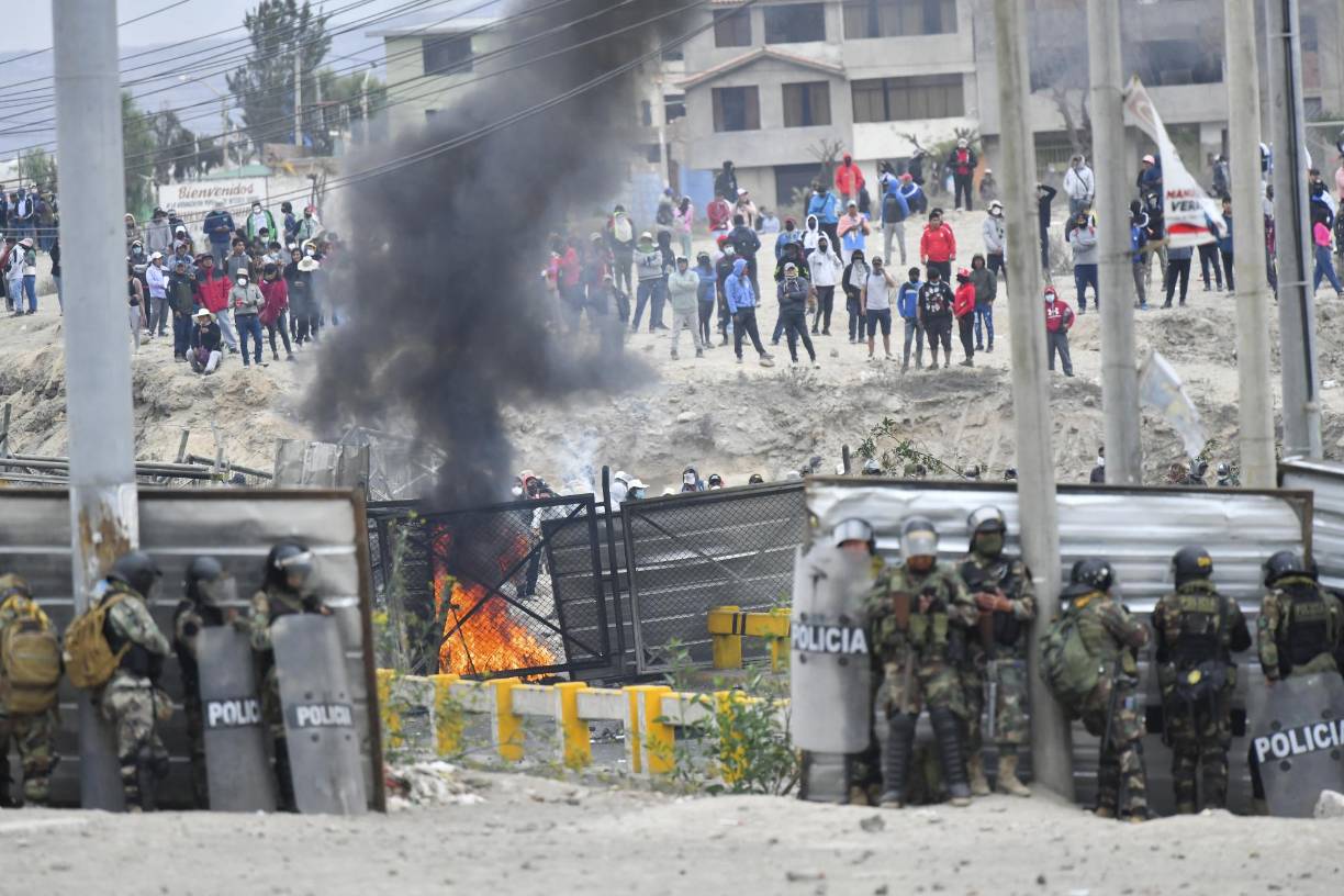 Durante la jornada del sábado se han reportado bloqueos y enfrentamientos alrededor del aeropuerto de Arequipa, la segunda ciudad del país e incendios a una comisaría e instalaciones bancarias en Ilave, localidad ubicada en el sureño departamento de Puno, tras los cuales se desarrollaron hostilidades en las que 10 personas resultaron heridas.