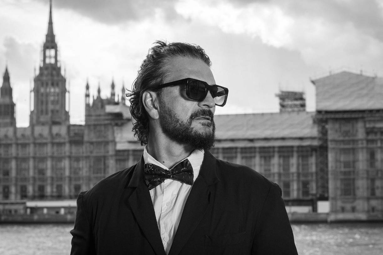 La venzolana también reveló en una entrevista, que por aquellos tiempos también tuvo un romance cn el cantante guatemalteco Ricardo Arjona y aunque fue un fugaz amorío, ella aún guarda buenos recuerdos. 