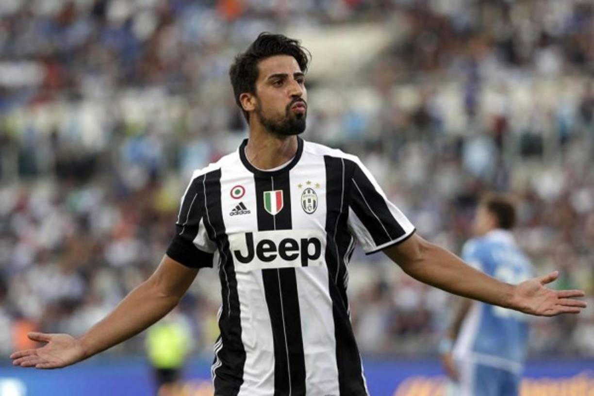 Según ha publicado 'SportMediaset', el futbolista de la Juventus, Sami Khedira, renovaría contrato con el club italiano. El alemán, que tenía pie y medio fuera de la Serie A, prolongará su contrato con el conjunto turinés hasta junio de 2019. El futuro del jugador en los últimos meses apuntaba a la MLS.