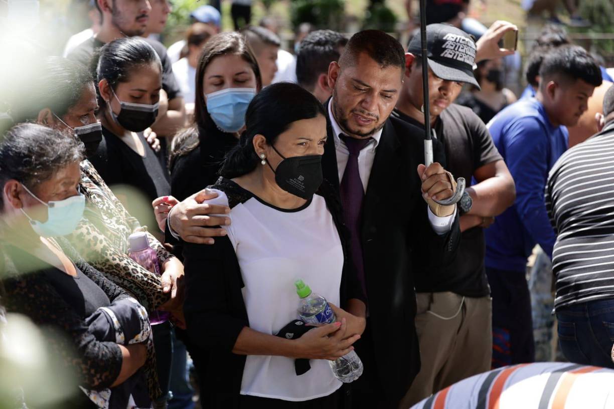Durante el funeral realizaron una pequeña predicación y cantaron alabanzas.