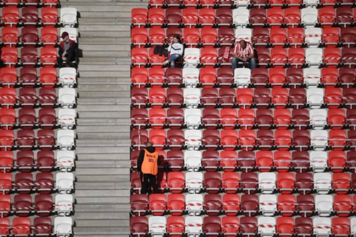 Así volvieron a los estadios hinchas en el fútbol de Hungría.