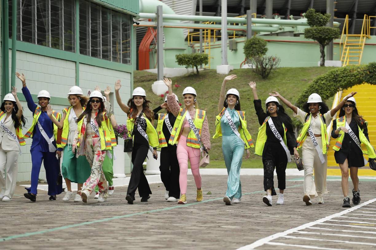 Escoltadas por agentes de la Policía Nacional Civil, el autobús con las candidatas llegó a la Central Geotérmica de Ahuachapán, ubicada 103 kilómetros al occidente de la ciudad capital, donde eran esperadas por los operadores de dicho lugar y por personal de logística. 