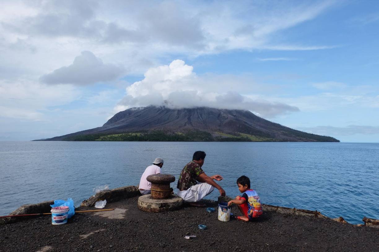 También, alertaron sobre el riesgo de un tsunami por la caída de material volcánico al mar.