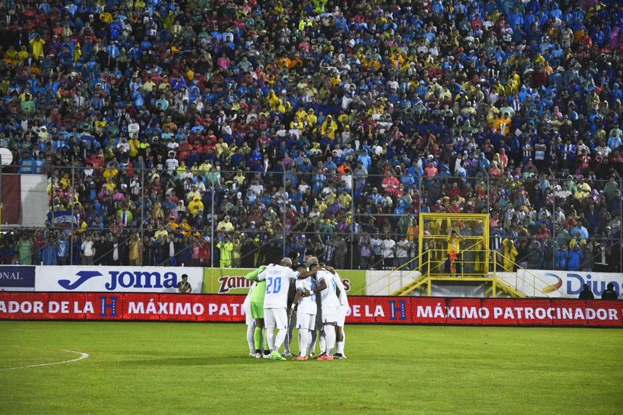Abarrotadas de hondureños lucieron las gradas del estadio Morazán apoyando a la Selección de Honduras.