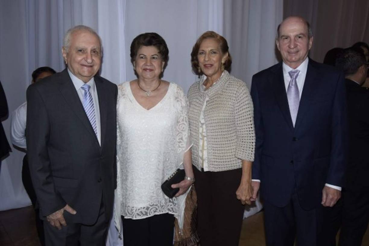 Antonio y Nelly Saybe con Emily y Elías Canahuati.