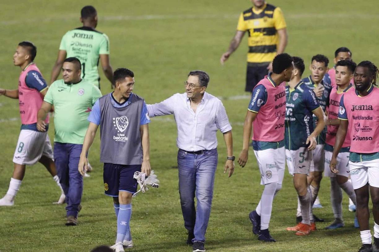 Salomón Nazar saludó a Michael Perelló, portero suplente del Real España, al final del partido.